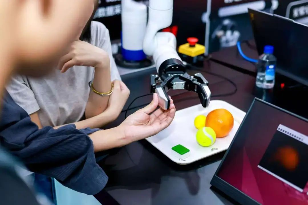 戴盟机器人CEO段江哗：原创单色光让机器人触觉“可视化” | 创新创业深圳人_1120029669236670464